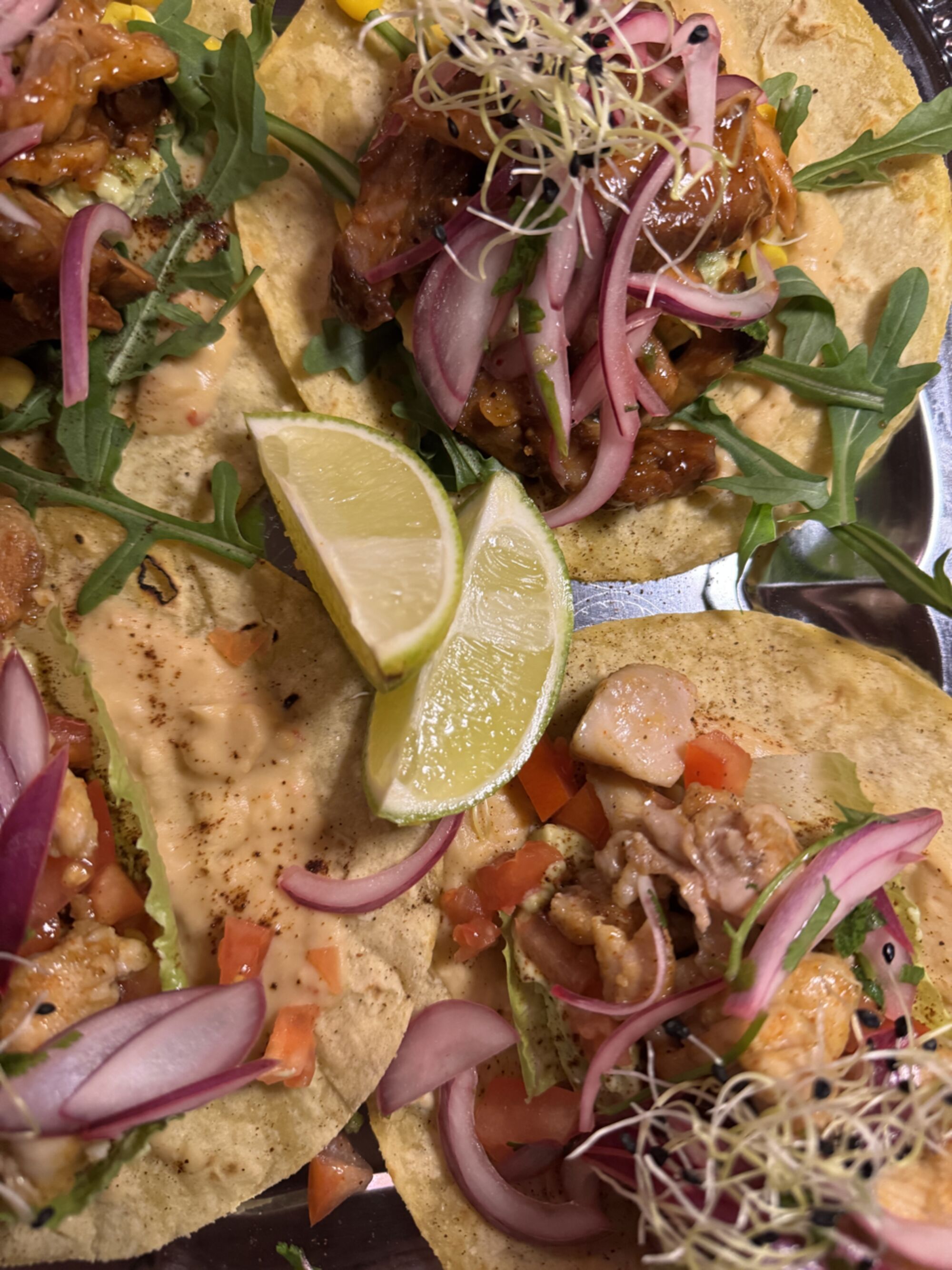 Tacos mit Garnelen, Pulled Meat, roten Zwiebeln, Rucola und Limette